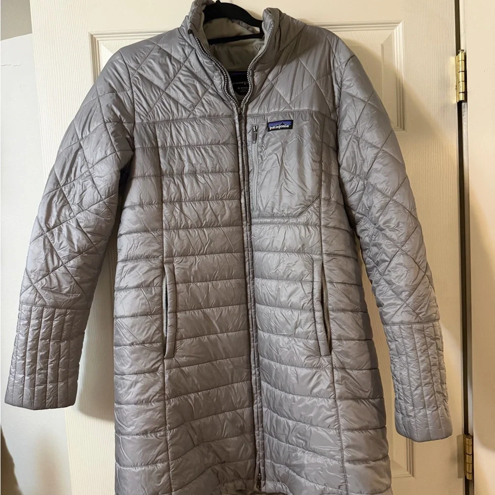 Patagonia Women's Silver Quilted Puffer Coat - Picture 1 of 2
